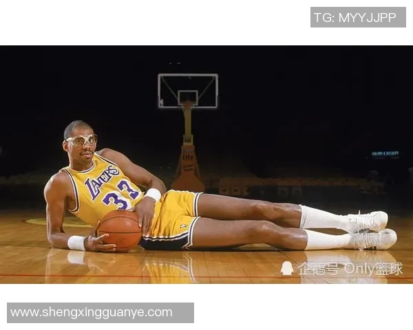 卡里姆阿卜杜尔贾巴尔从篮球巨星到电影作家的精彩人生转型之路 卡里姆阿卜杜尔贾巴尔从篮球巨星到电影作家的精彩人生转型之路