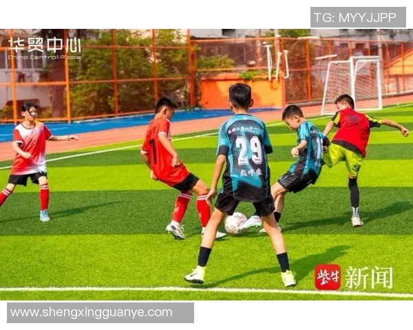 足球明星亲自指导青少年训练助力未来球星成长之路