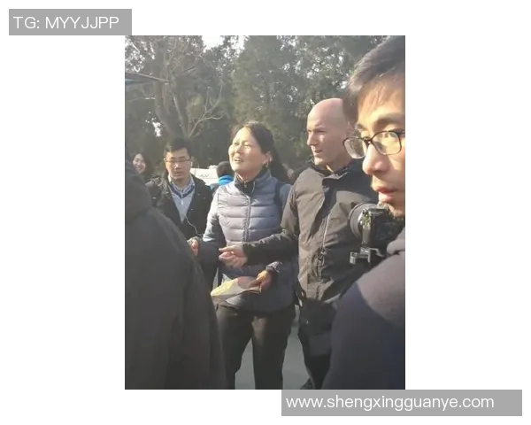 足球巨星变身老大爷幽默生活日常引发网友热议 足球巨星变身老大爷幽默生活日常引发网友热议